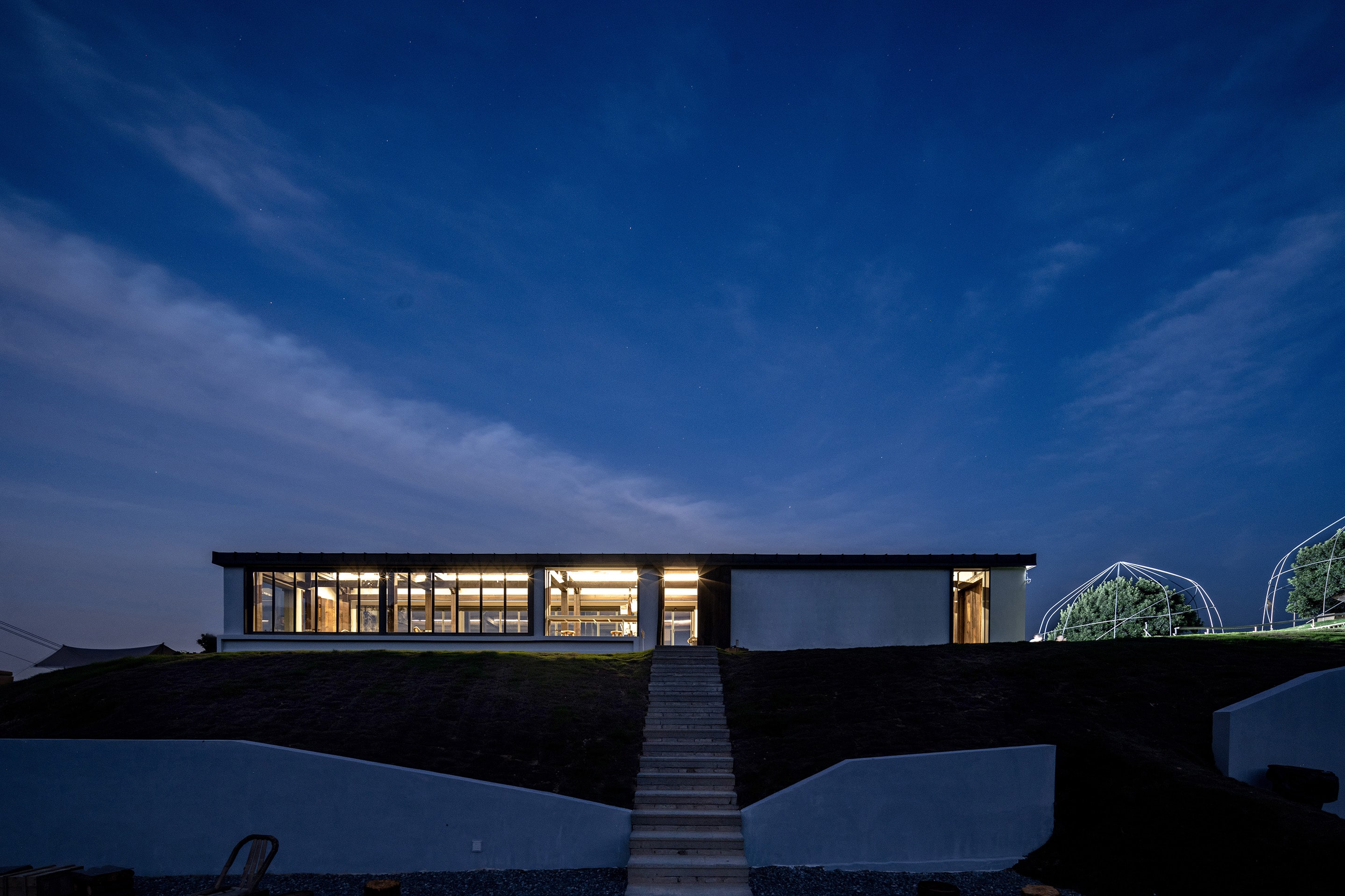 從室外西側(cè)看向室內(nèi)，View from the west side of the exterior looking into the interior  @徐英達(dá)-min.jpg