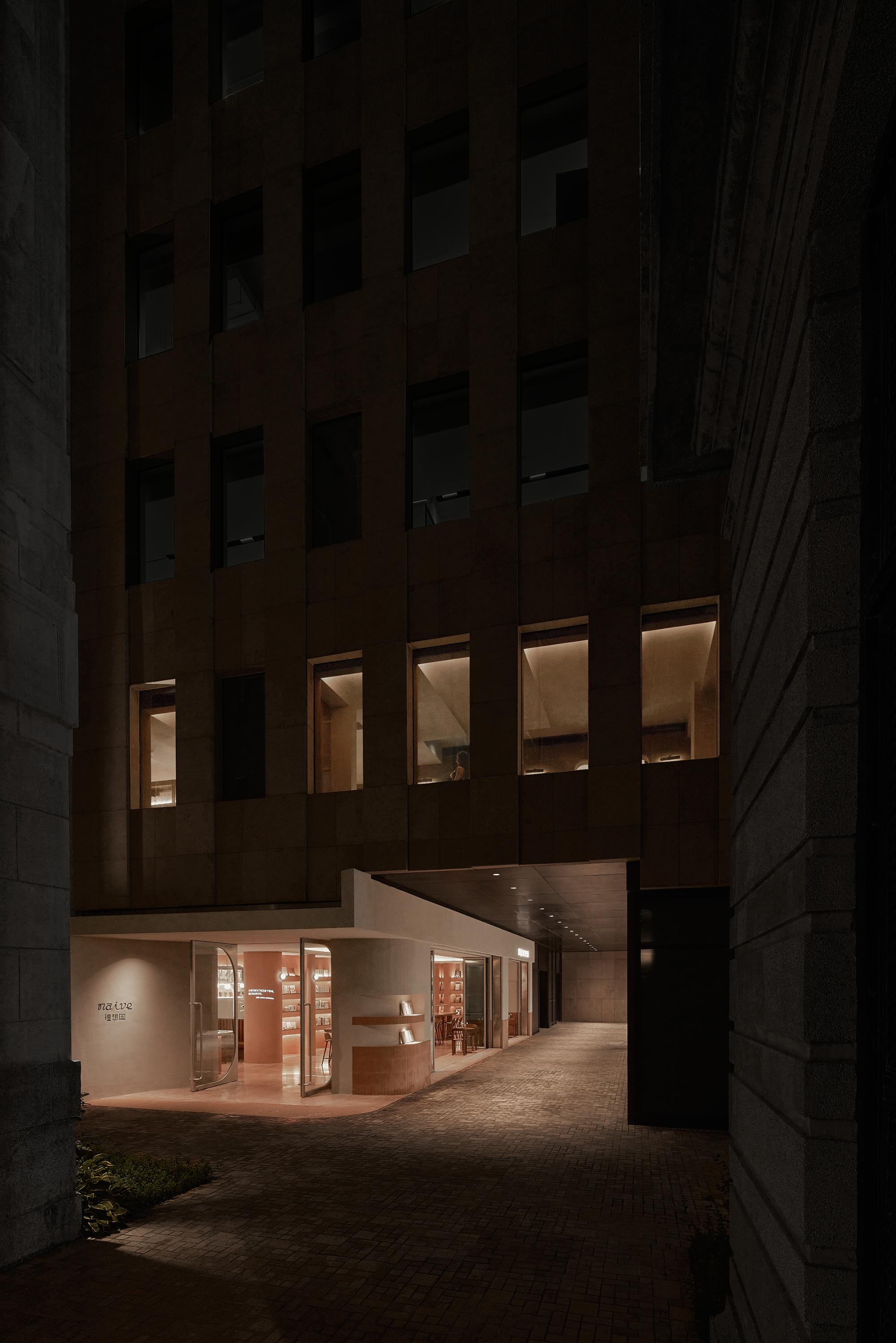 01night view of naive IMAGINIST in the ROCKBUND 洛克外灘源安仁路口看naive理想國.jpg