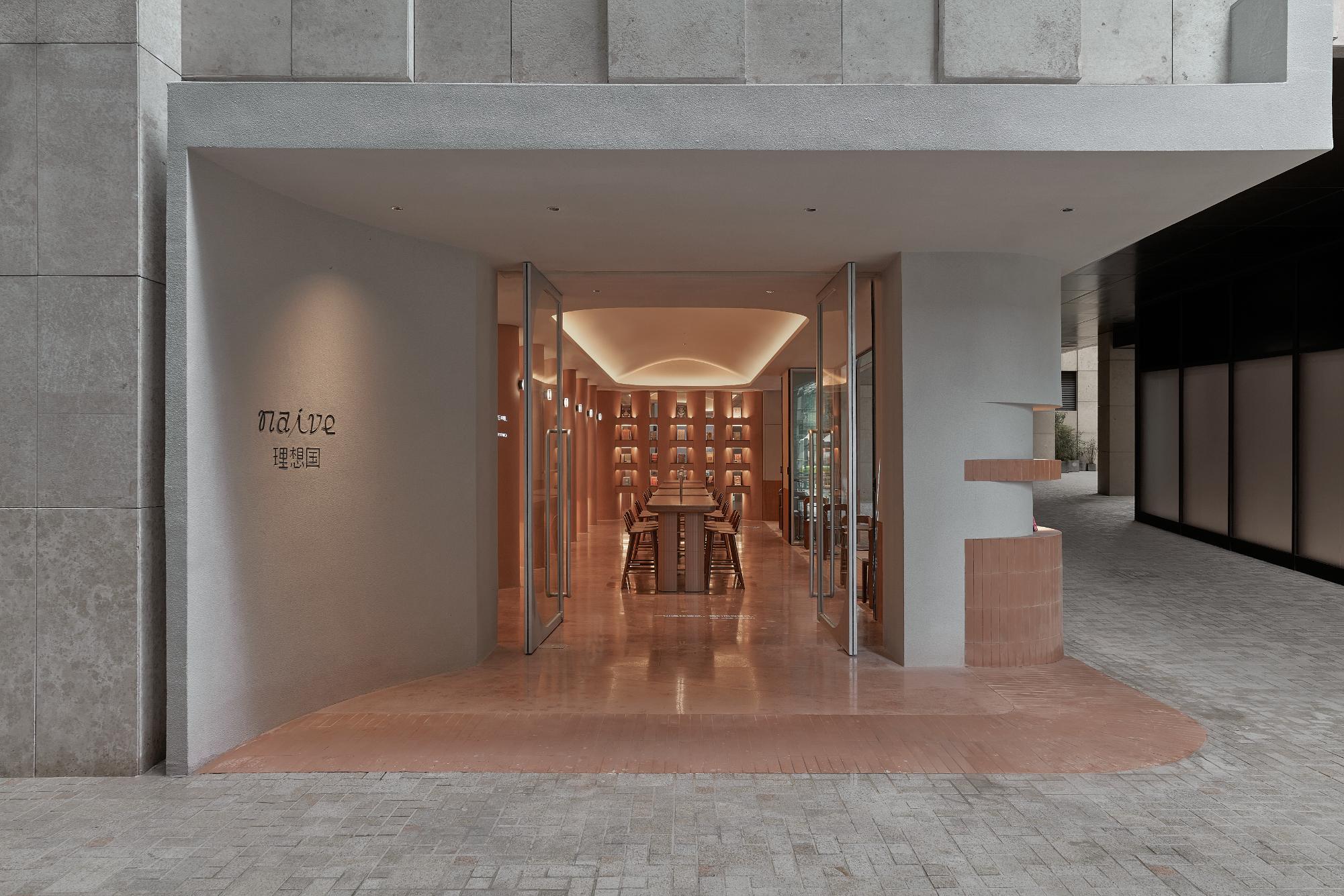 05view towards bookstore from main entrance  從主入口看書店內(nèi)部.jpg