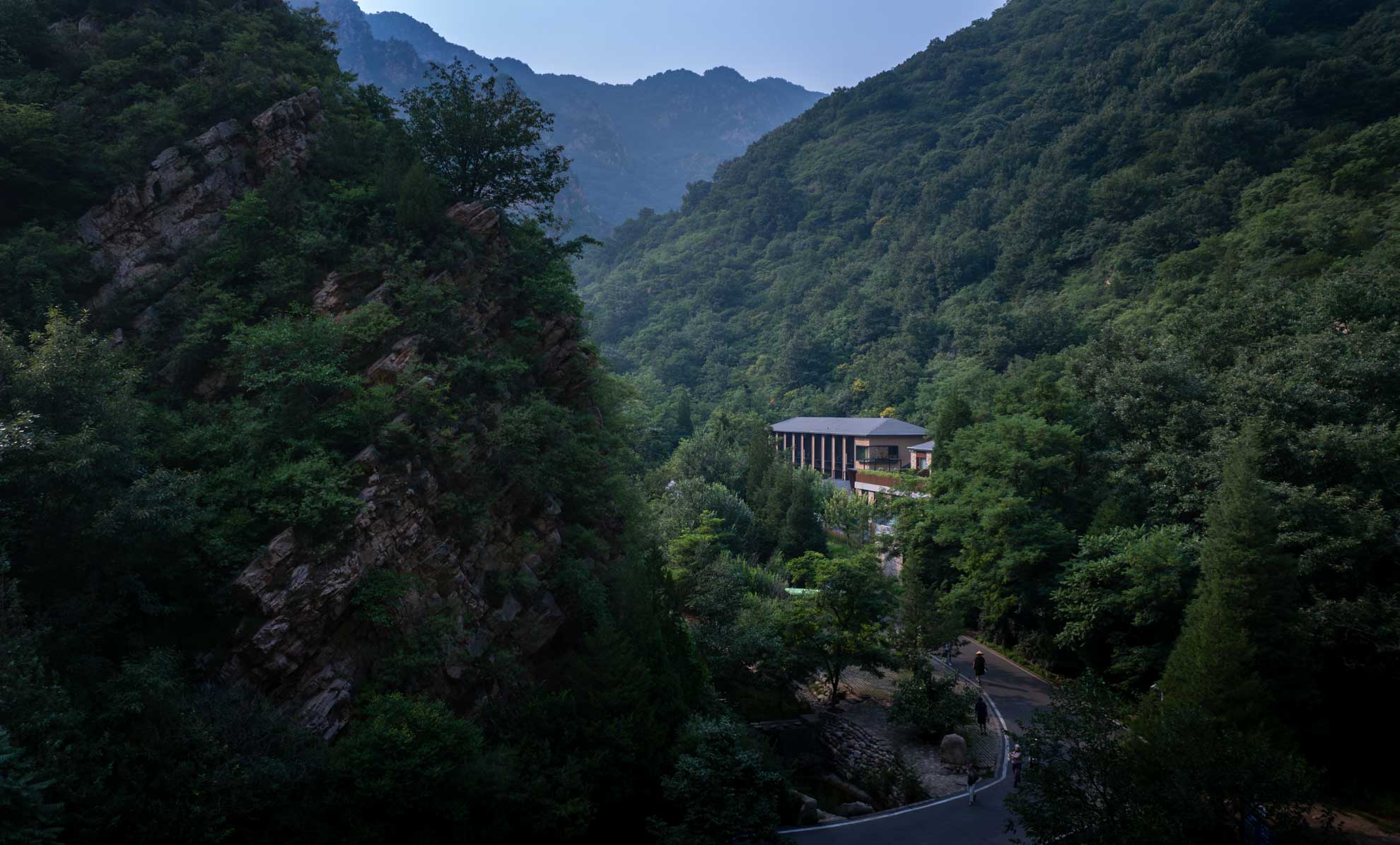 圖1_項(xiàng)目概覽 山林深處的民宿 @劉國(guó)威.jpg