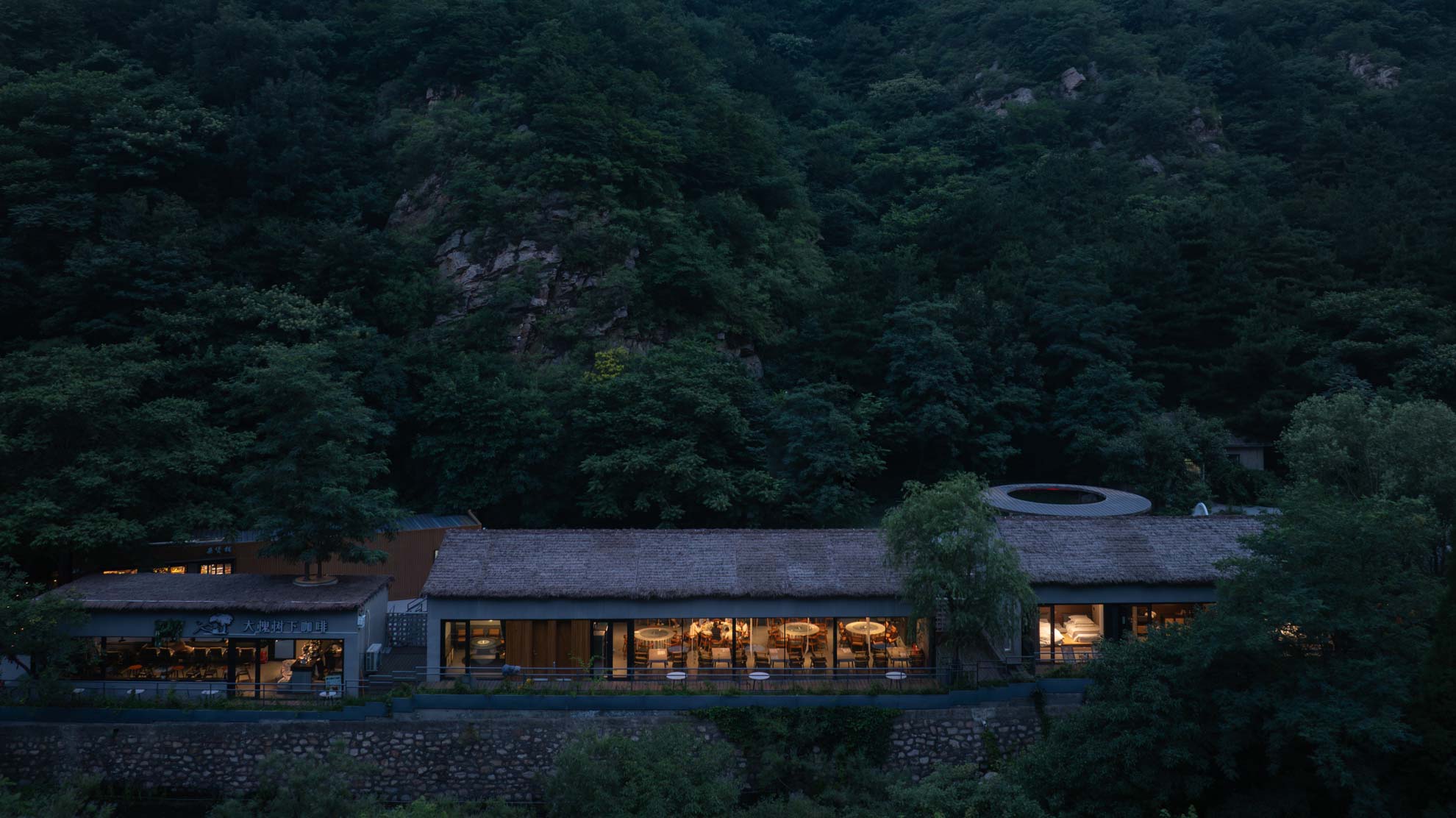 圖38_夜幕下的商業(yè)區(qū) @劉國(guó)威.jpg
