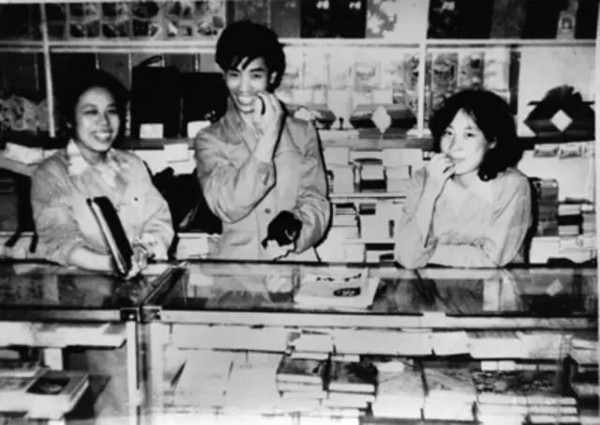 1980年民生百貨商店本子柜組的營(yíng)業(yè)員進(jìn)行交接班.jpg